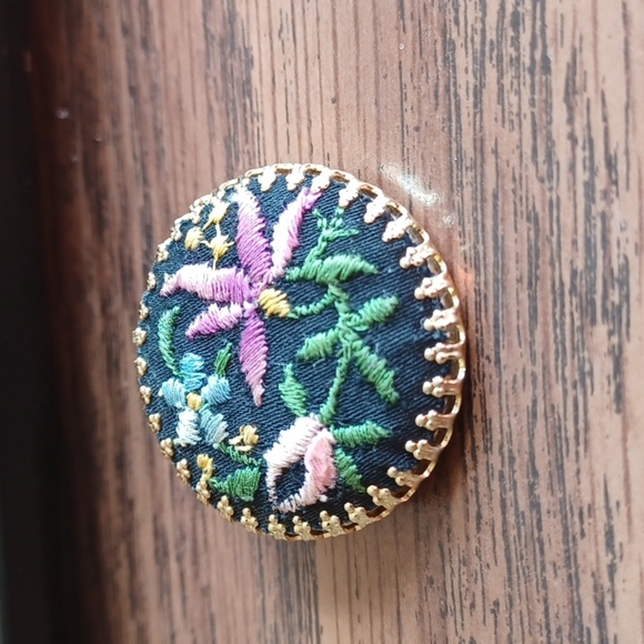 Vintage embroidered flowers brooch West Germany - Picture 3 of 3